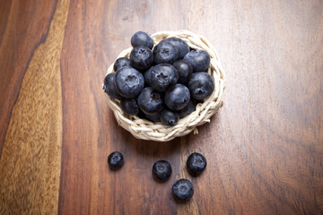 reife Blaubeeren auf Holz Hintergrund