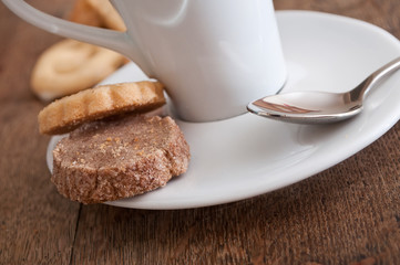 biscuits sablés alsaciens et tasse de café sur table en vieux bois 