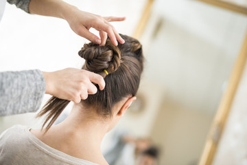 Obraz na płótnie Canvas Female hairdresser at work