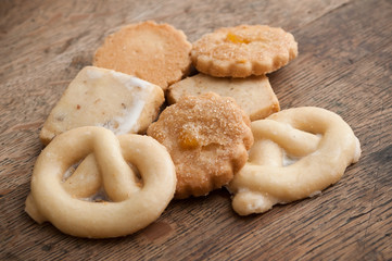 biscuits sablés alsaciens sur table en vieux bois 