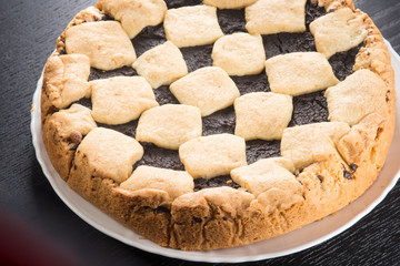 Crostata al cioccolato su un piatto