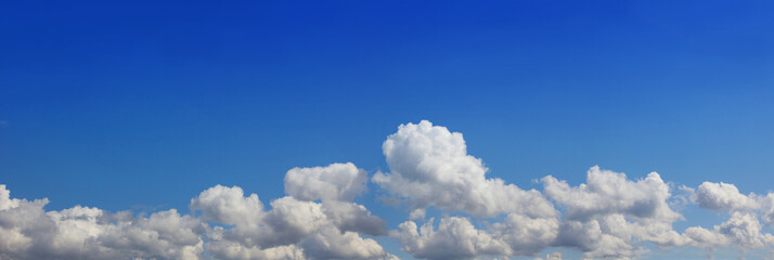 Blauer Himmel mit Wolkenband in der unteren Bildhälfte - Panora