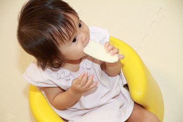 おやつを食べる赤ちゃん(0歳児)