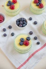 Vanillepudding mit Beeren 