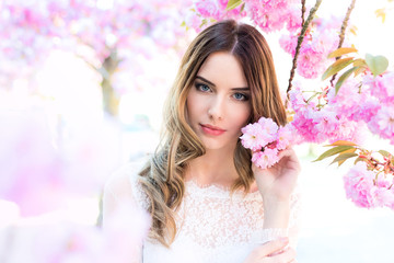 Obraz na płótnie Canvas Junge Frau mit natürlichem Make-up und Styling, Frühling, Blüten, Blumen
