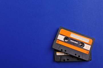 Obraz premium Old audio cassettes on blue background