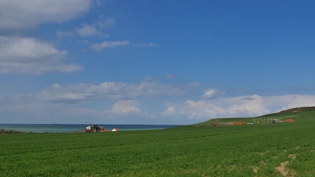 agriculteur r&eacute;pendant de l'engrais