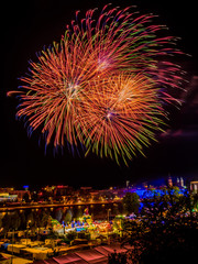 Feuerwerk zu Silvester. Neujahr wird gefeiert.