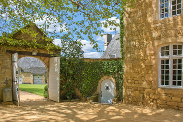 cour du manoir d'eyrignac en Dordogne