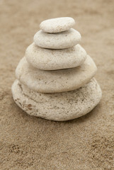Fototapeta na wymiar galets zen en équilibre sur le sable