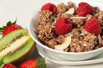 Bol de muesli con frambuesas y coco