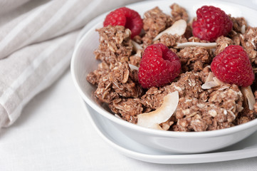 Bol de muesli con frambuesas y coco