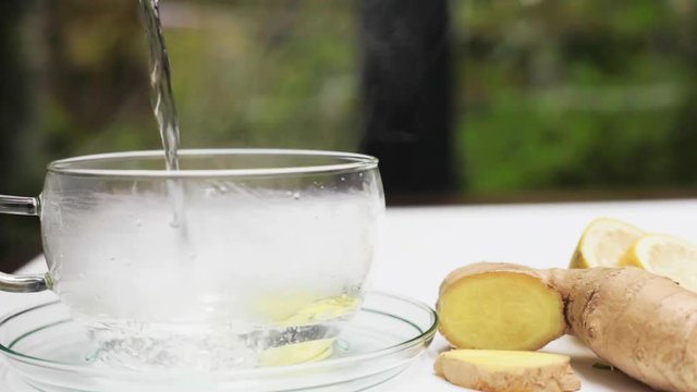 Tasse Ingwer tee mit hei&szlig;es Wasser aufgie&szlig;en Audio video