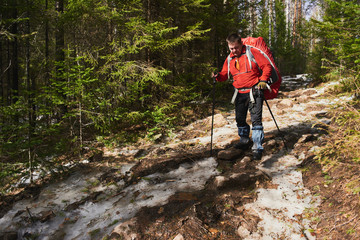 Obraz premium Tourist man walking on the mountainside