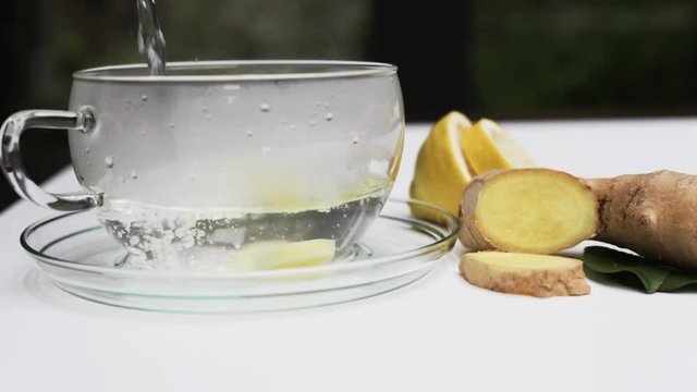 Tasse Ingwer tee mit hei&szlig;es Wasser aufgie&szlig;en Audio video