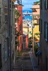 Foto op Plexiglas Smal steegje Smalle steile steeg in het centrum van Genua