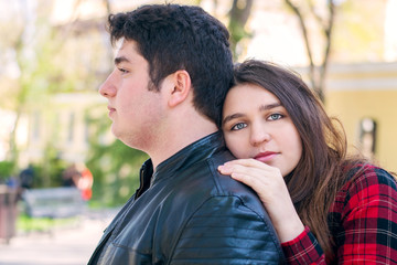 Obraz premium young beautiful couple relaxing outdoors
