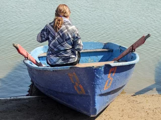 Foto op Canvas Девушка в лодке на берегу озера © domnichvlad