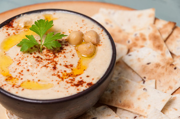Bol de hummus sobre un plato con pan pita
