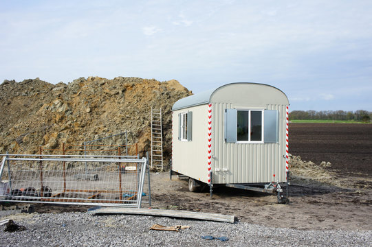 Baustelle mit Bauwagen