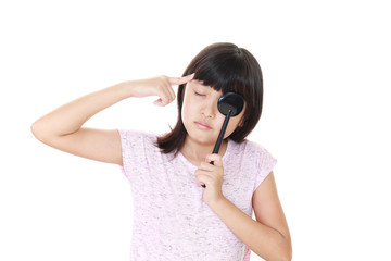 Naklejka premium 視力検査を受ける女の子