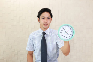 時計を持つ笑顔のビジネスマン