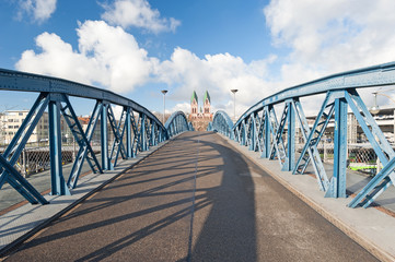 Fototapeta na wymiar Blaue Brücke in Freiburg im Breisgau