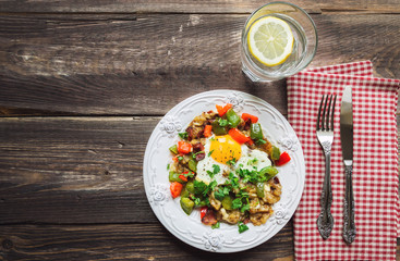 Fried egg with pepper, bacon, potatoes and cilantro