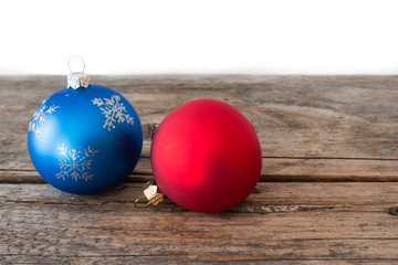 Weihnachtshintergrund: Rustikales Holz und bunte Christbaumkugeln 