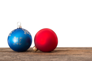Weihnachtshintergrund: Rustikales Holz und bunte Christbaumkugeln, freigestellt