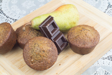 Muffin con pere e gocce di cioccolato, dessert, muffin fatti in casa, torta, plumcake pere e cioccolato