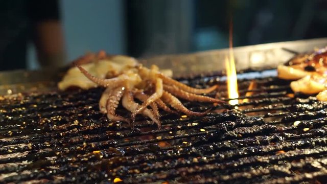  Video of flame grilled charcoal squid, Taiwan night market street food