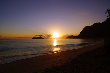 Naklejka premium Early Morning Sunrise on Waimanalo Beach over Rock Island bursti