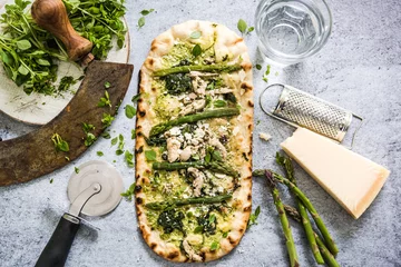 Photo sur Plexiglas Pizzeria Pizza with fresh spring vegetables and herbs