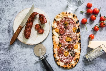 Crédence de cuisine en verre imprimé Pizzeria artisan baked pizza with ingredients