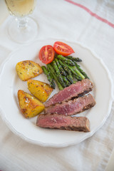 Steak mit Kartoffeln und Spargel