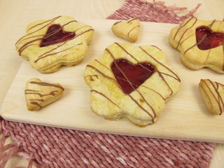 Spitzbuben mit einem Herz aus Himbeermarmelade