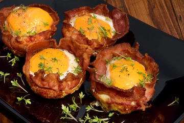 Keuken spatwand met foto Bacon-Egg-Muffin Ei mit knusprigen Speck © fotoliaanjak