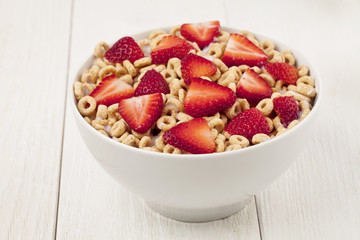 ring cereals with strawberry slices