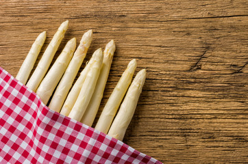 Spargel auf rustikalem Holzhintergrund