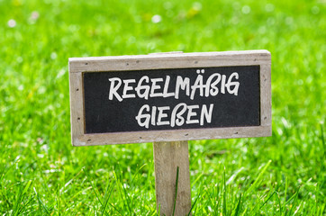 Schild im Rasen - Regelm&auml;&szlig;ig gie&szlig;en