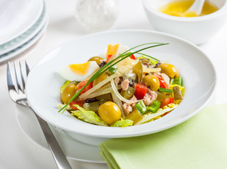 Mediterranean salad with tuna, bell pepper and green olives