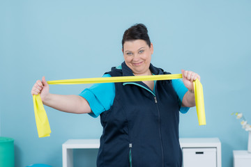 zufriedene dicke frau mit flexiband