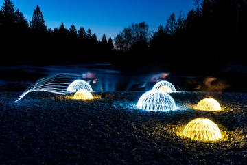 Mysthische Kreise gemalen mit LED-Licht am Isarstrand
