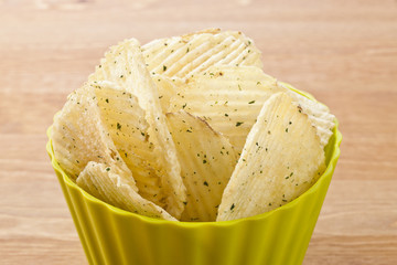 sour cream flavored potato chips in green plastic bowl