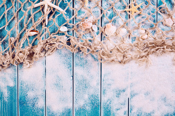 Obrazy na Plexi  Drewniane niebieskie tło z piaskiem, siatką i muszlami