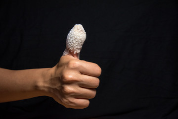 thumb with injured finger