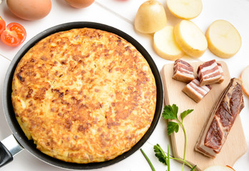 Frittata con  patate  pancetta e aromi, vista dall'alto