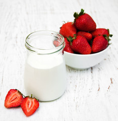 Strawberry yogurt with fresh strawberries