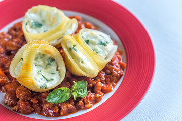 Lumaconi stuffed with ricotta with bolognese sauce